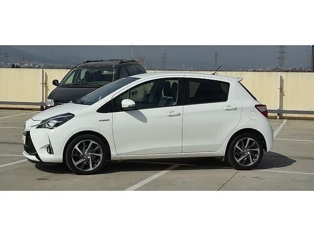 Usado Toyota Yaris Hybrid 100 CV (73 kW) 2020 Blanco Berlina