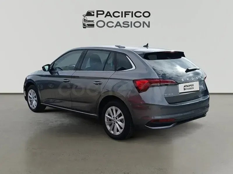 Usado Skoda Scala Selection 115 CV (84 kW) 2024 Gris / plata Utilitario