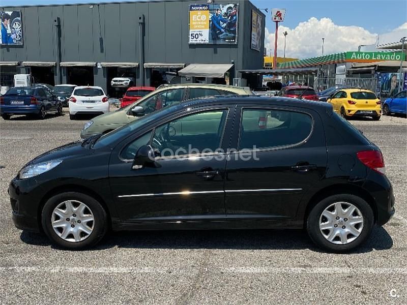 Usado Peugeot 207 68 CV (50 kW) 2013 Negro Berlina