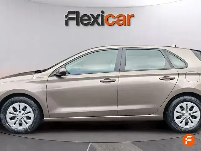 Usado Hyundai i30 120 CV (88 kW) 2022 Marrón Berlina