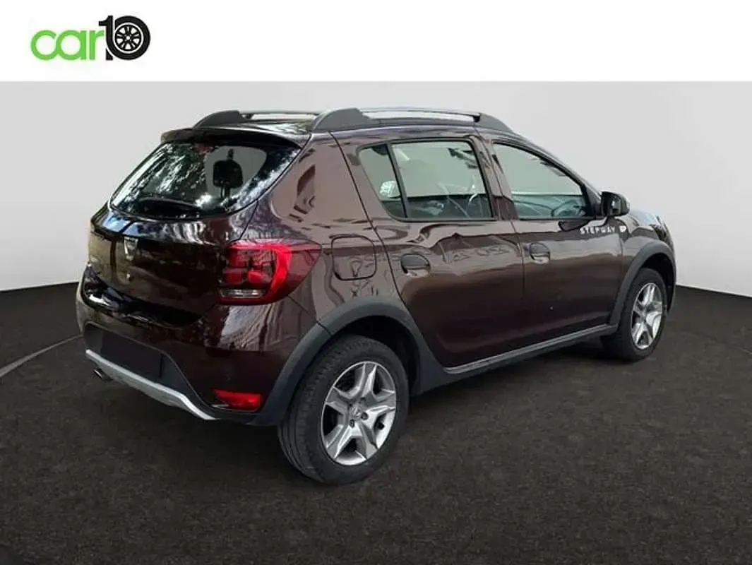 Usado Dacia Sandero Essentiel 91 CV (66 kW) 2018 Gris Utilitario