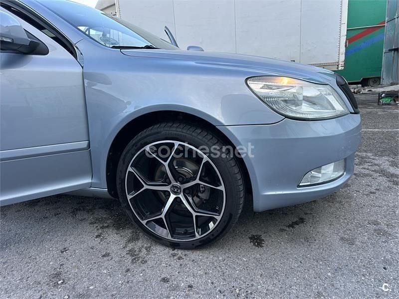 Usado Skoda Octavia Ambition 105 CV (77 kW) 2011 Gris / plata Berlina