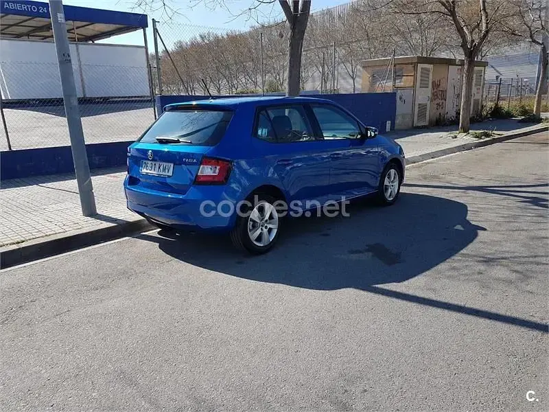 Usado Skoda Fabia Active 95 CV (69 kW) 2018 Azul Berlina