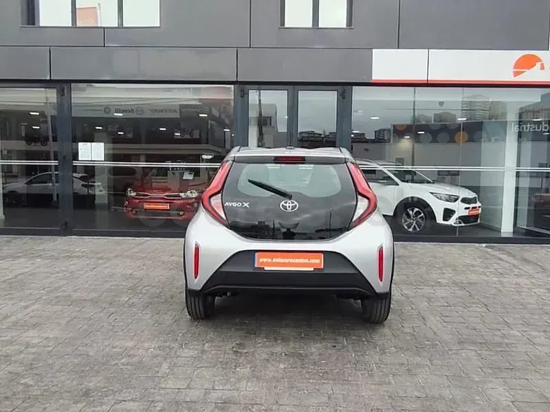 Usado Toyota Aygo X 72 CV (52 kW) 2023 Gris / plata SUV