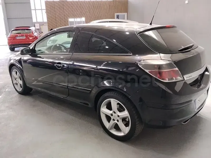 Usado Opel Astra GTC Sport 120 CV (88 kW) 2007 Negro Berlina
