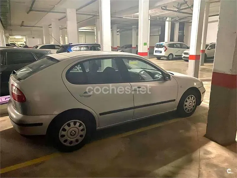 Usado Seat Leon Stella 100 CV (73 kW) 2000 Gris / plata Utilitario