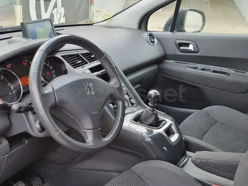 Usado Peugeot 5008 Active 115 CV (84 kW) 2013 Beige Monovolumen