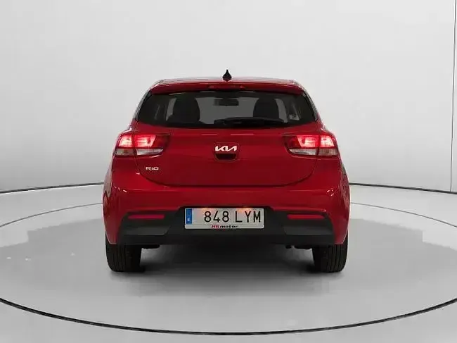 Usado Kia Rio 84 CV (61 kW) 2022 Rojo Berlina