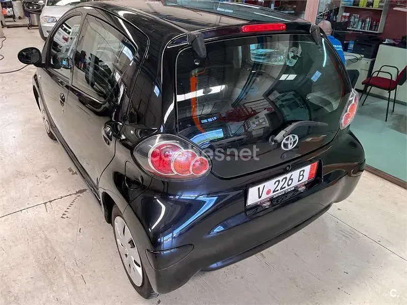 Usado Toyota Aygo Live 68 CV (50 kW) 2012 Negro Utilitario