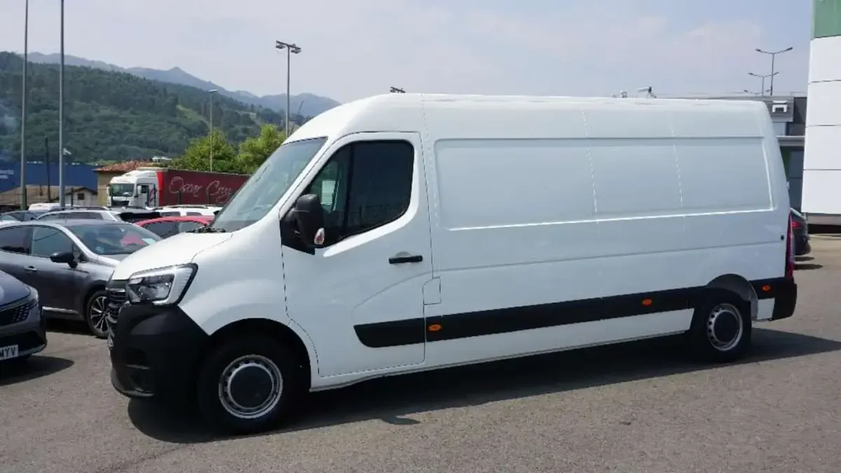 Usado Renault Master 145 CV (106 kW) 2023 Blanco Monovolumen