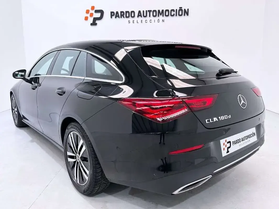 Usado Mercedes CLA200 Shooting Brake 150 CV (110 kW) 2021 Negro Familiar