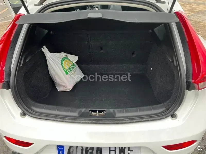 Usado Volvo V40 Kinetic 115 CV (84 kW) 2014 Blanco Berlina