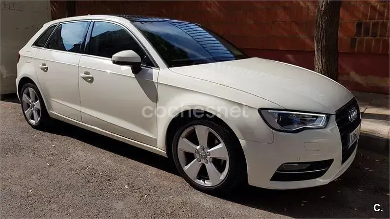 Usado Audi A3 Attraction 105 CV (77 kW) 2013 Blanco Berlina