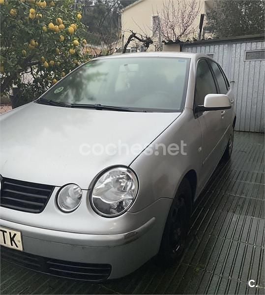 Usado VW Polo Trendline 65 CV (47 kW) 2004 Gris / plata Berlina