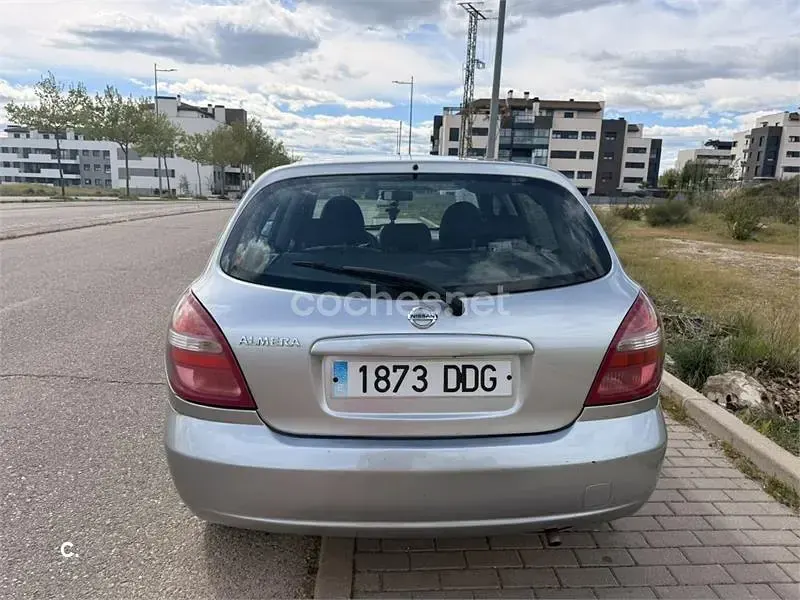 Usado Nissan Almera 98 CV (72 kW) 2004 Gris / plata Berlina