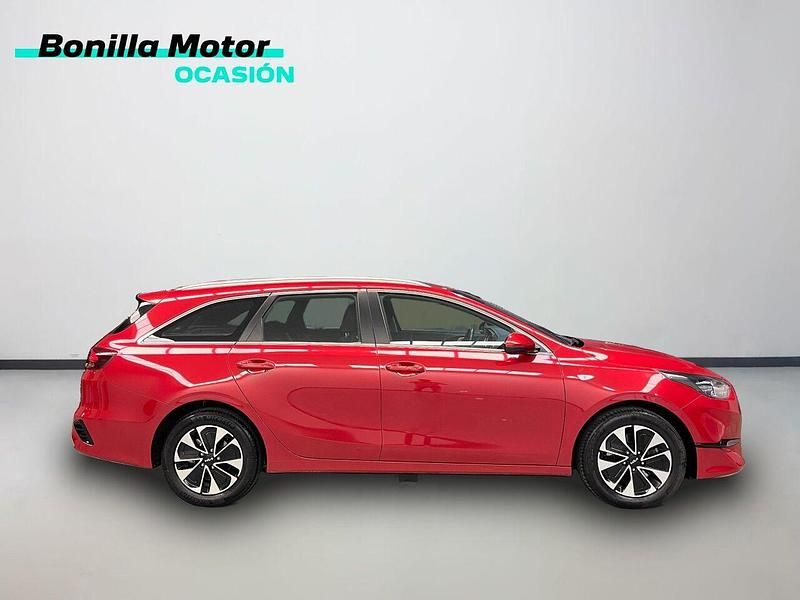 Usado Kia Ceed Style 100 CV (73 kW) 2025 Rojo Utilitario
