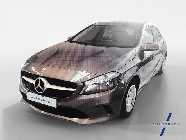 Usado Mercedes A180 109 CV (80 kW) 2017 Gris Utilitario