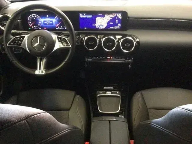 Usado Mercedes A200 150 CV (110 kW) 2024 Gris montaña