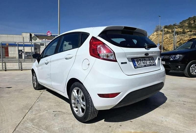 Usado Ford Fiesta Trend 101 CV (74 kW) 2016 Blanco Utilitario