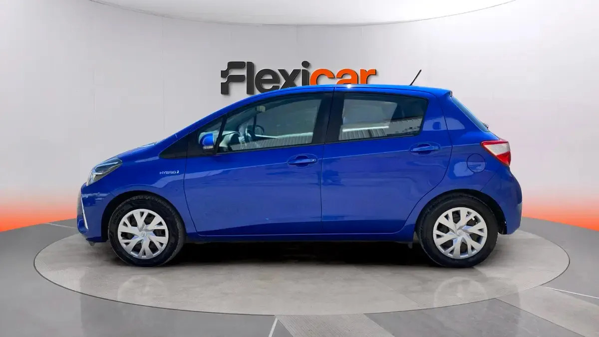 Usado Toyota Yaris Hybrid Active 100 CV (73 kW) 2020 Azul Berlina