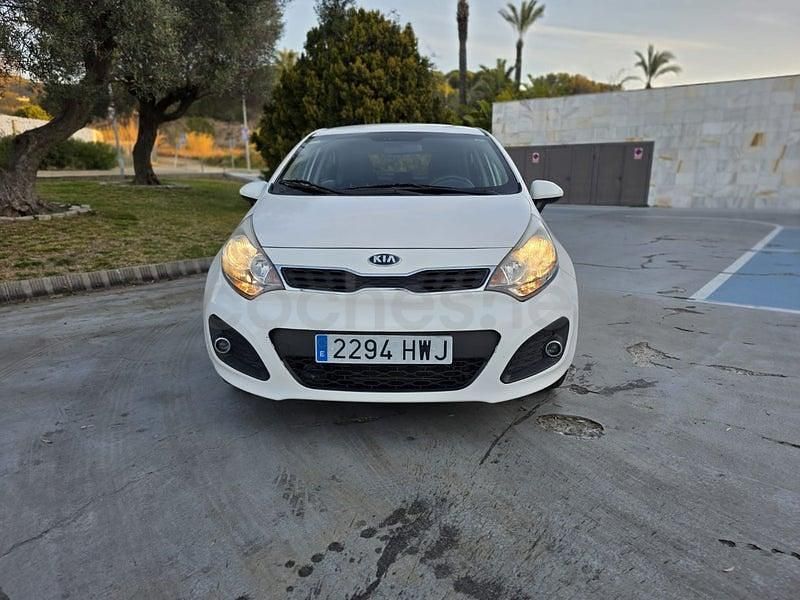 Usado Kia Rio 85 CV (62 kW) 2014 Blanco Berlina