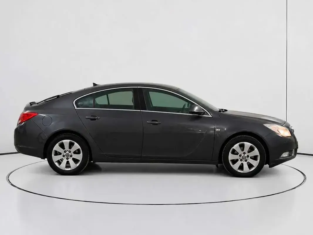 Usado Opel Insignia Edition 131 CV (96 kW) 2011 Gris Berlina