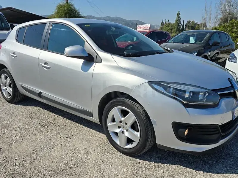Usado Renault Mégane Business 95 CV (69 kW) 2014 Gris / plata Berlina