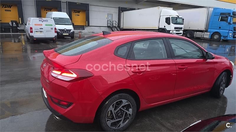 Usado Hyundai i30 120 CV (88 kW) 2025 Rojo Berlina