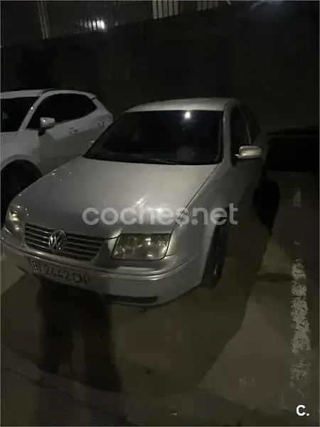 Usado VW Bora Trendline 110 CV (80 kW) 1999 Gris / plata Berlina