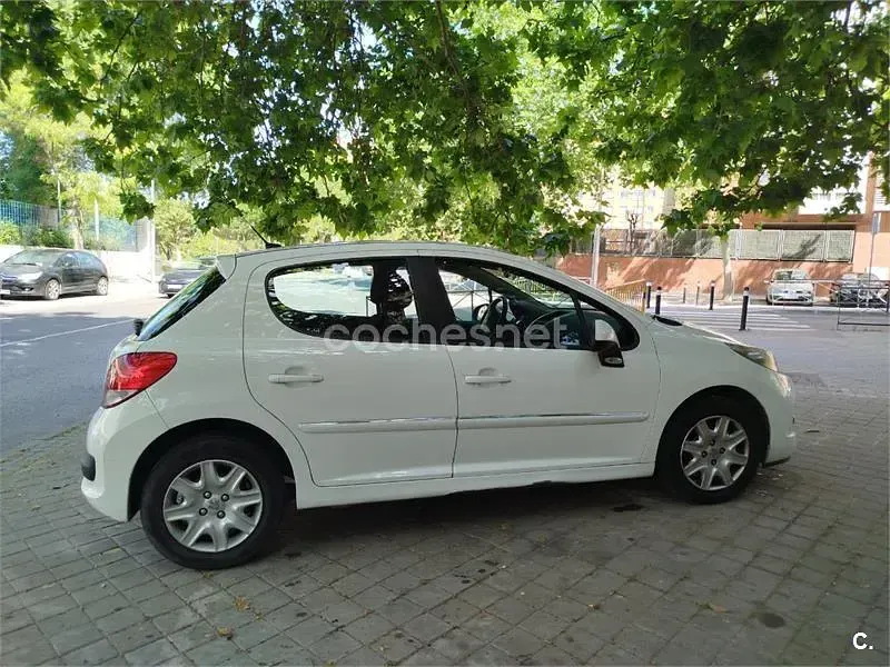 Usado Peugeot 207 Active 70 CV (51 kW) 2010 Blanco Berlina