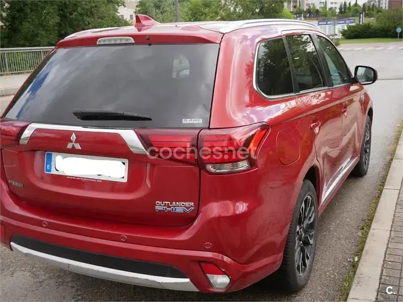 Usado Mitsubishi Outlander P-HEV 203 CV (149 kW) 2017 Rojo SUV