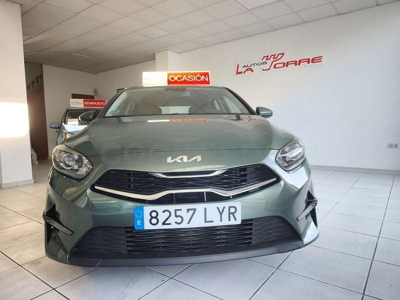 Usado Kia Ceed 120 CV (88 kW) 2022 Verde Utilitario