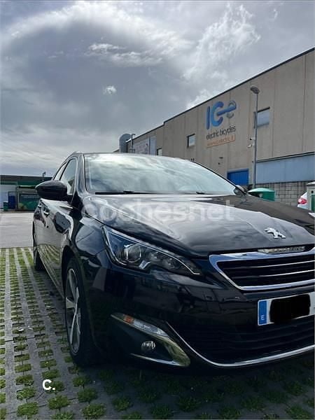 Usado Peugeot 308 SW Allure 130 CV (95 kW) 2015 Negro Familiar