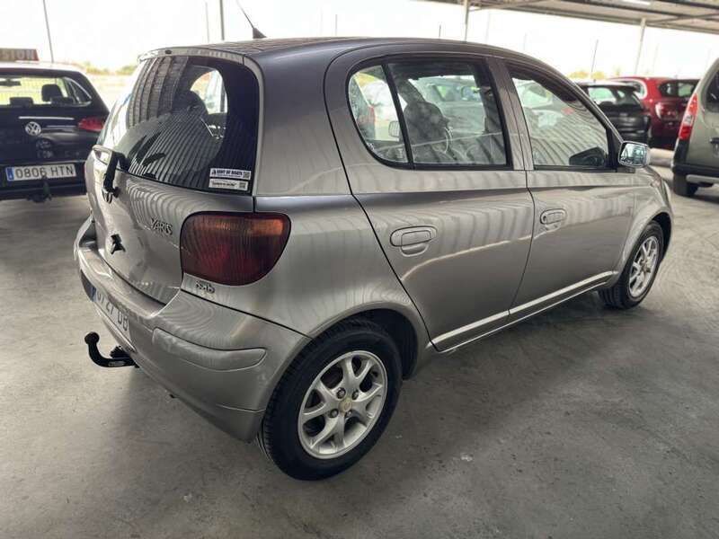 Usado Toyota Yaris Luna 75 CV (55 kW) 2005 Gris Utilitario