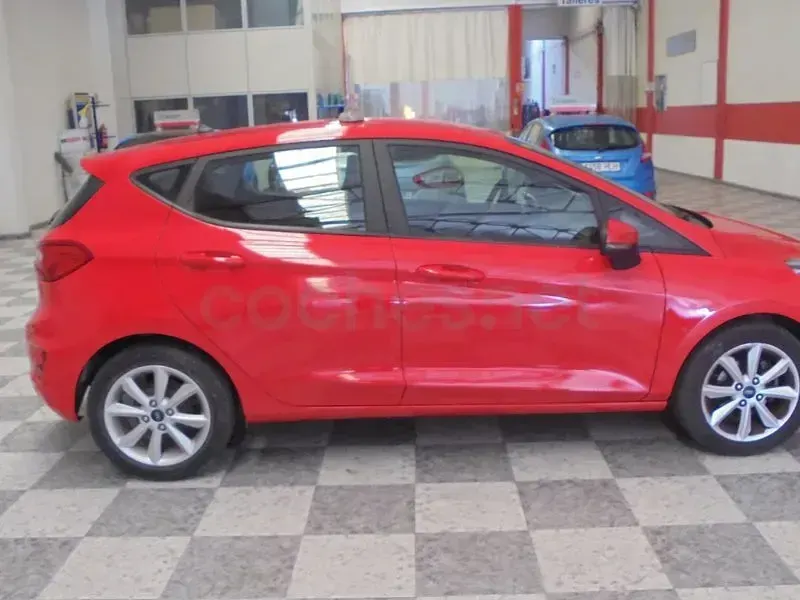 Usado Ford Fiesta Trend 85 CV (62 kW) 2017 Rojo Utilitario