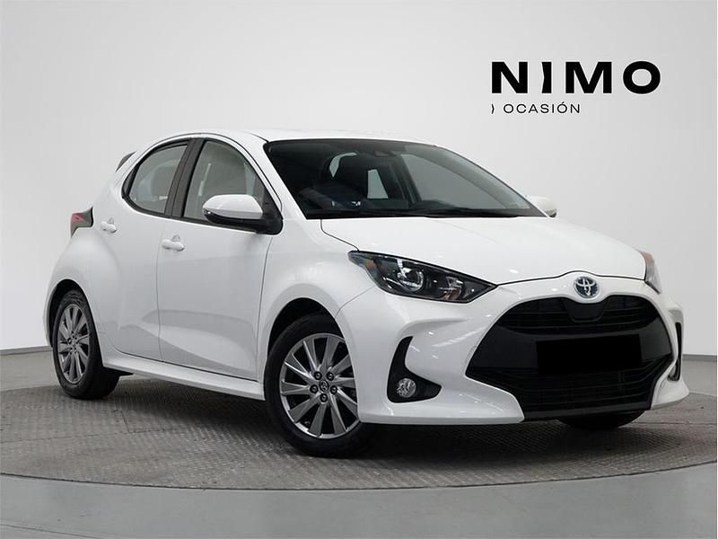 Rojo emoción Usado 2021 Toyota Yaris Hybrid Active Utilitario | 21.200 € (Caro) - Imagen 1/4