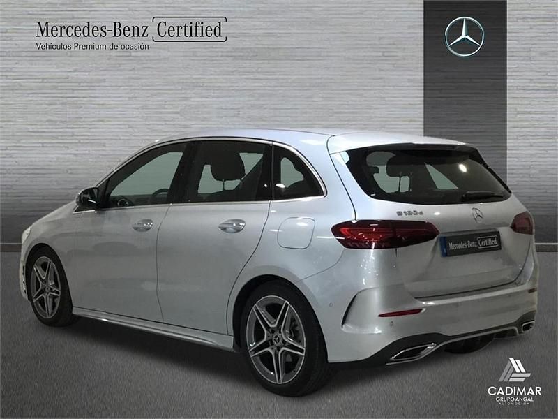 Usado Mercedes B180 AMG line 116 CV (85 kW) 2023 Plateado Monovolumen