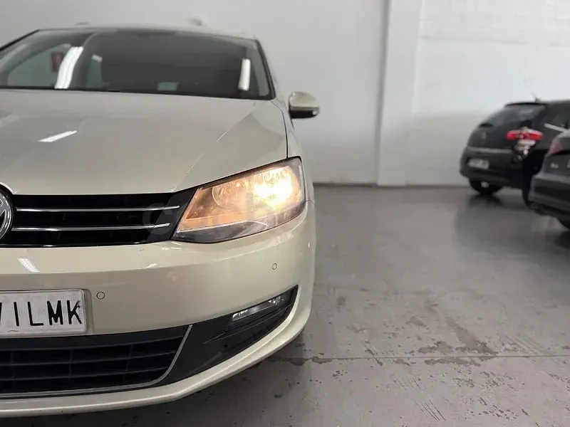 Usado VW Sharan Advance 140 CV (102 kW) 2014 Beige Monovolumen