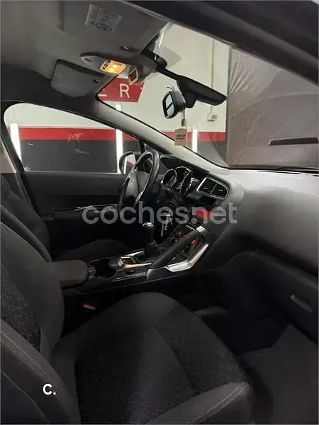 Usado Peugeot 3008 Active 120 CV (88 kW) 2015 Gris / plata Familiar