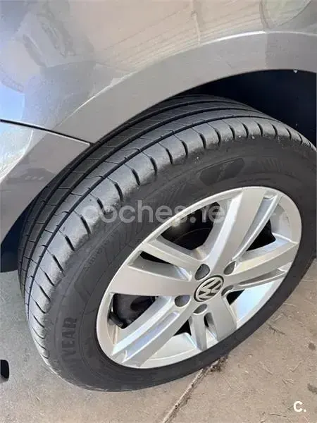 Usado VW Touran Advance 140 CV (102 kW) 2013 Gris / plata Monovolumen