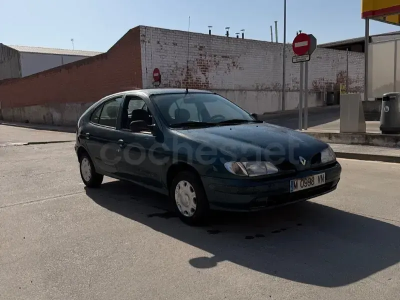 Usado Renault Mégane 90 CV (66 kW) 1998 Verde Berlina