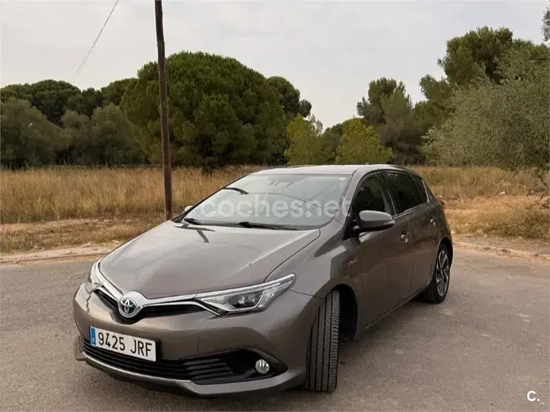 Usado Toyota Auris Hybrid 136 CV (100 kW) 2016 Gris / plata Berlina