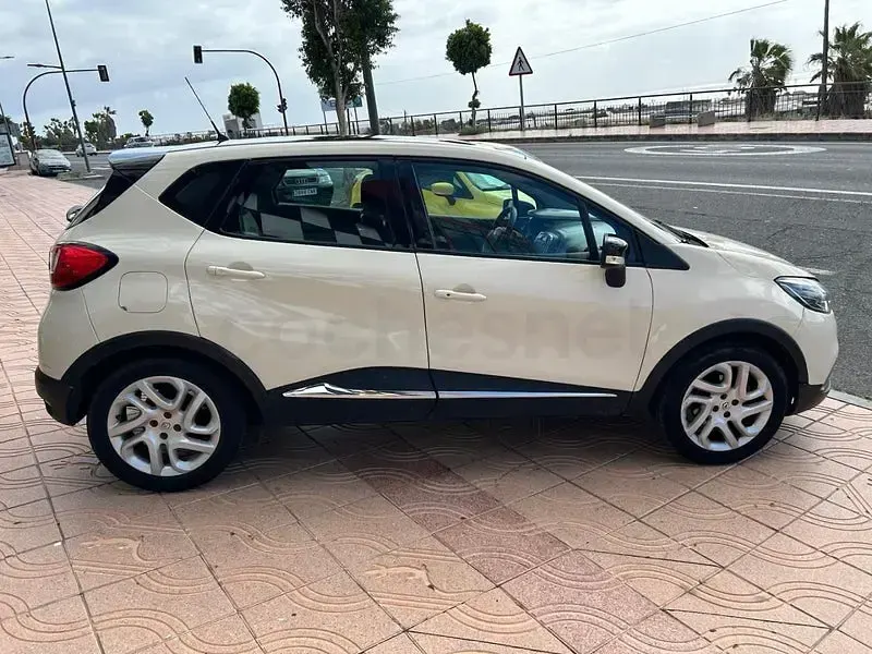 Usado Renault Captur Intens 90 CV (66 kW) 2016 Amarillo SUV