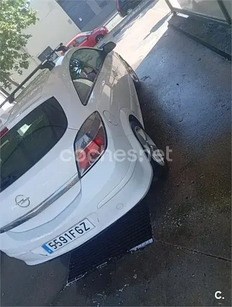Usado Opel Astra GTC Sport 105 CV (77 kW) 2006 Blanco Berlina