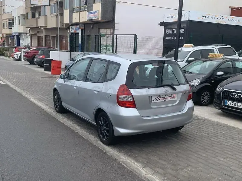 Usado Honda Jazz 78 CV (57 kW) 2008 Gris / plata Utilitario