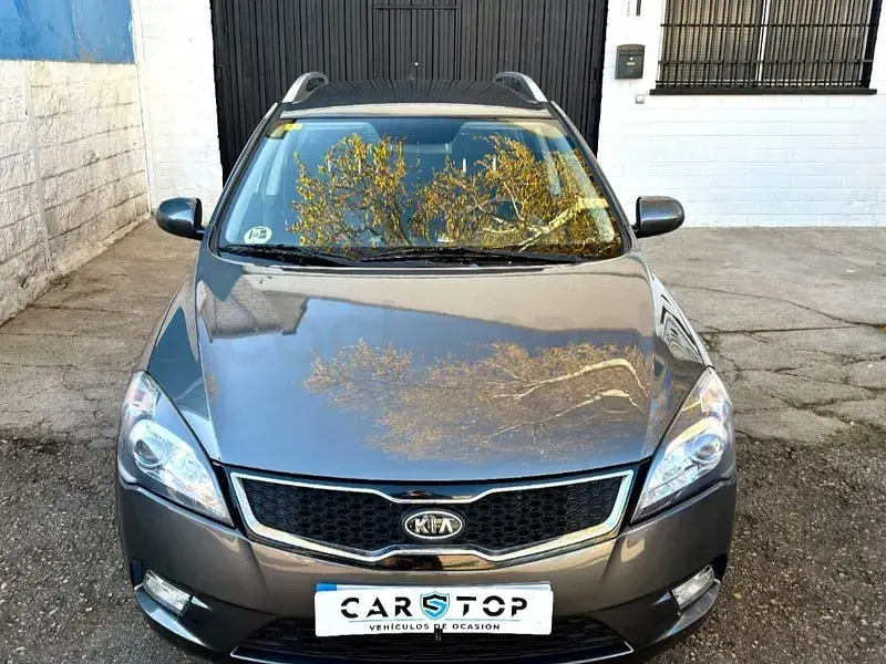 Begagnad Kia Ceed Plus 90 HK (66 kW) 2012 Grå Halvkombi