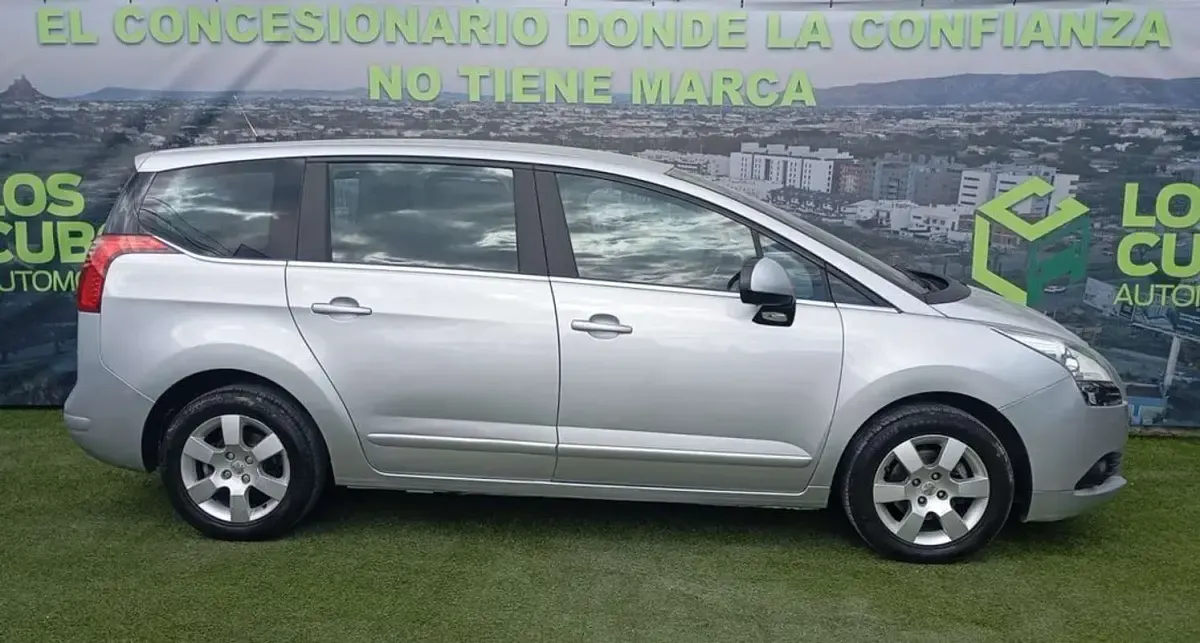 Usado Peugeot 5008 Premium 111 CV (81 kW) 2010 Gris Monovolumen