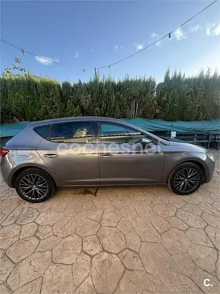 Usado Seat Leon CONNECT 110 CV (80 kW) 2017 Gris / plata Berlina