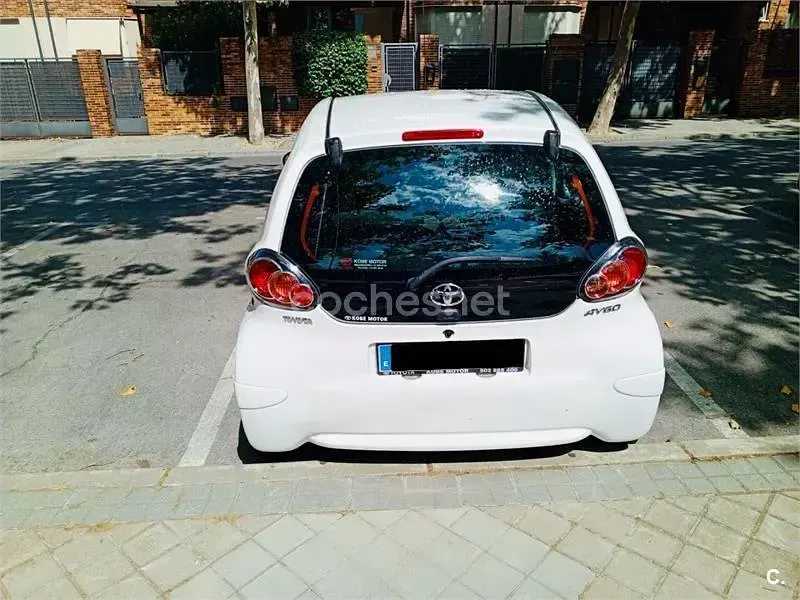 Usado Toyota Aygo 68 CV (50 kW) 2011 Blanco Utilitario