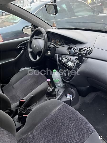 Usado Ford Focus Trend 100 CV (73 kW) 1998 Granate Berlina